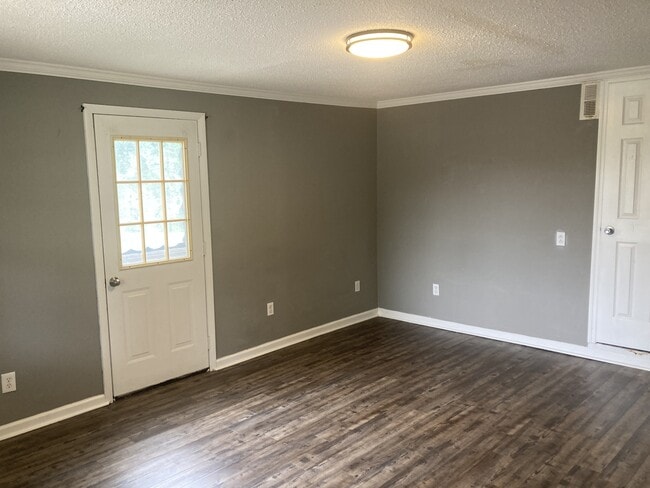 Building Photo - 1305 Rapids Rd