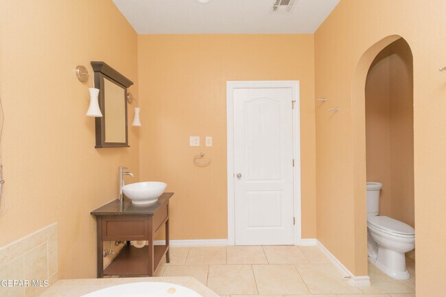 Building Photo - 4744 Excalibur Dr