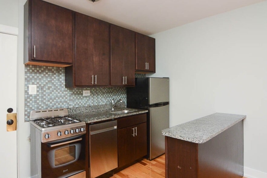 Building Photo - 820 W Cornelia Ave