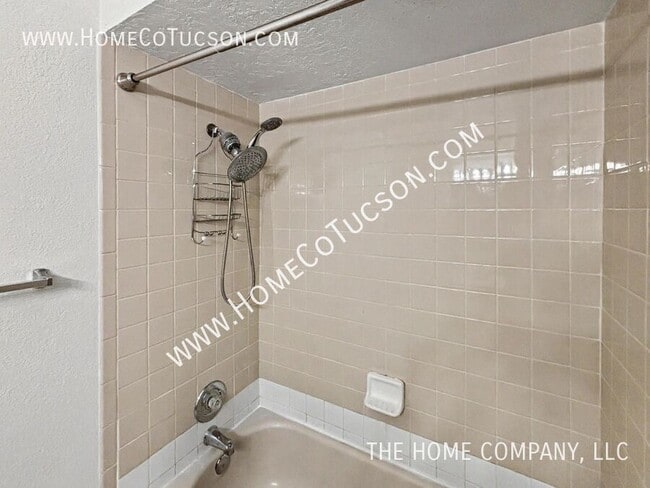 Building Photo - 5750 N Camino Esplendora