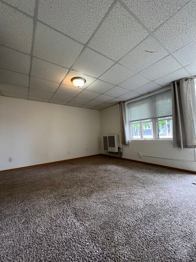 Building Photo - One Bedroom Apartment Near Campus