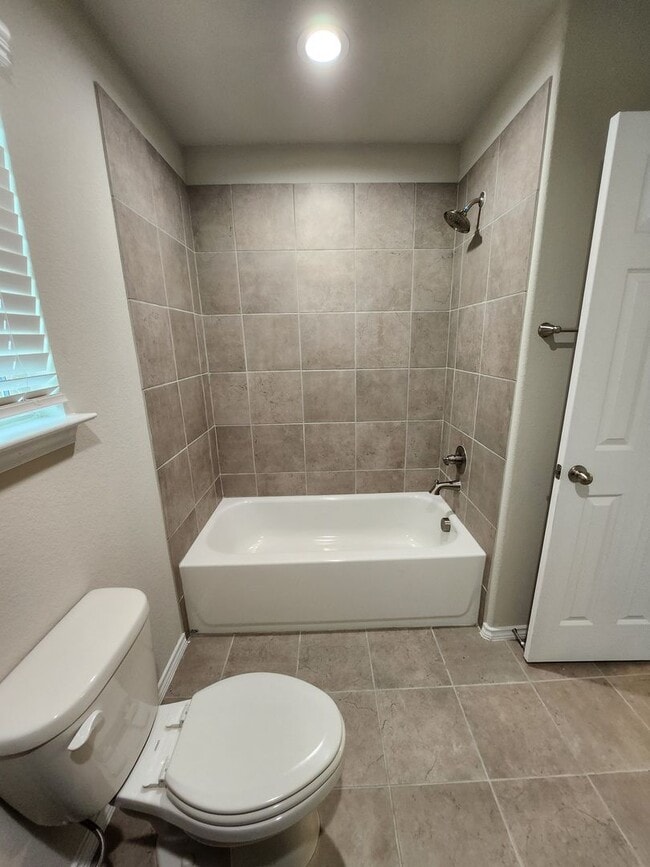 Building Photo - 3bd/2.5ba in Seguin