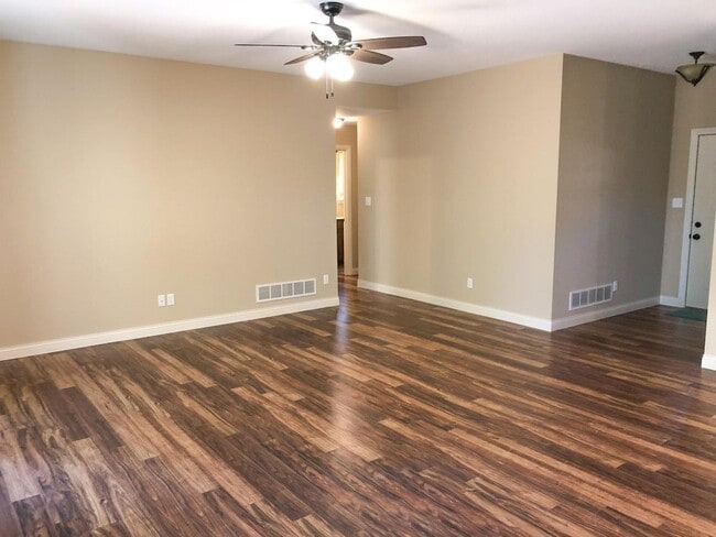 Building Photo - Like-New Ranch Home — 3 Bed / 2 Bath in Fo...