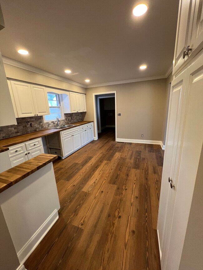 Building Photo - 2038 Conway Dr