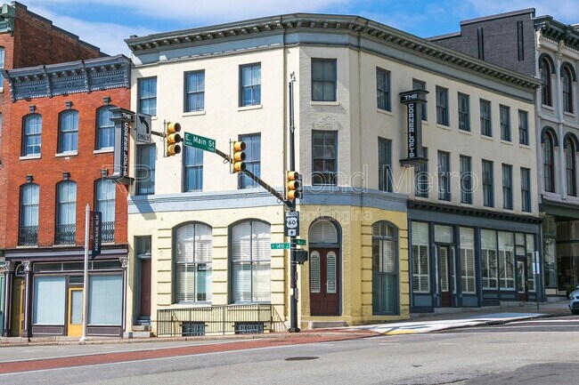Building Photo - 1321 1/2 E Main St