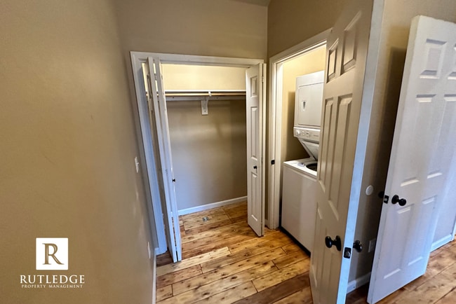 Building Photo - Cozy 2 Bedroom, 1 Bath in the Heart of Med...
