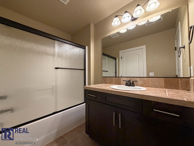 Building Photo - MOVE-IN SPECIAL - Spacious 2BR Townhome with Garage Parking in Prime Beaverton Location!