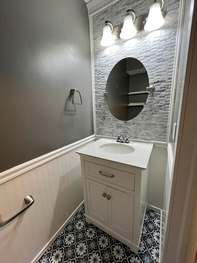 Building Photo - Home For Rent Bellevue.