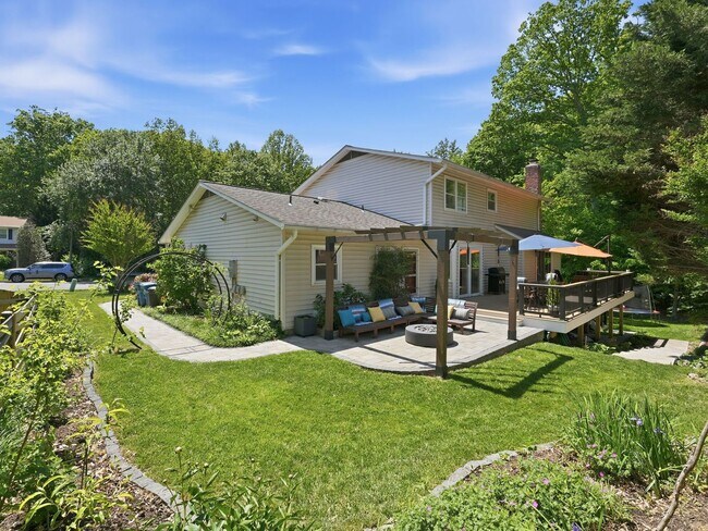 Building Photo - Freshly Refined Home with Generous Space and Timeless Appeal