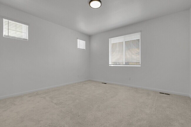 Building Photo - $2,995, 3-bed, 2.5-bath located in Castle ...