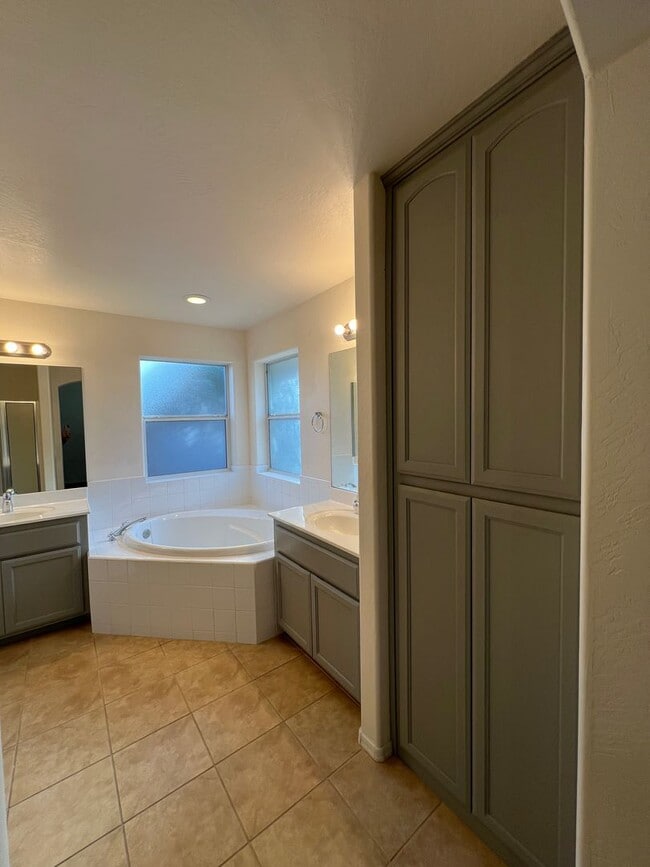 Building Photo - 4 BEDROOM IN BARKLEY RANCH!