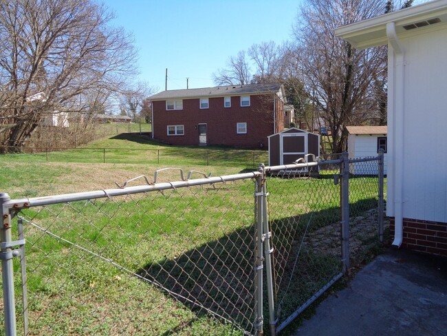 Building Photo - APPLICATION PENDING-Well-Maintained 2 Bedroom House for Rent