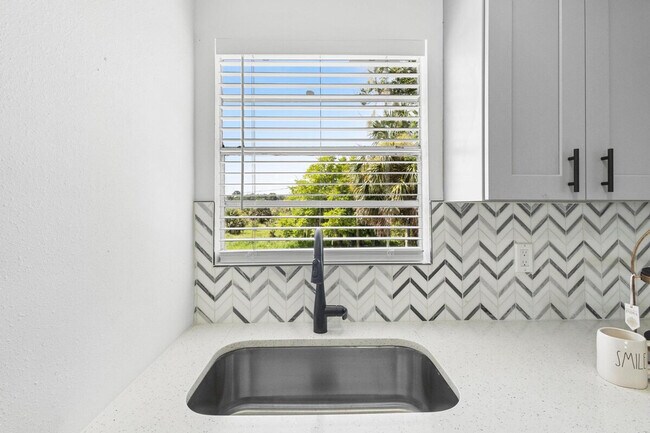 Building Photo - 1882 Lake St