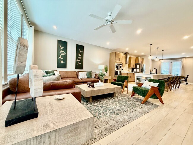 Building Photo - Central, luxury townhome in the heart of Liberty