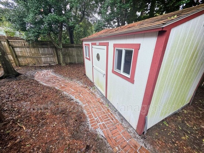 Building Photo - 303 Shoreline Dr