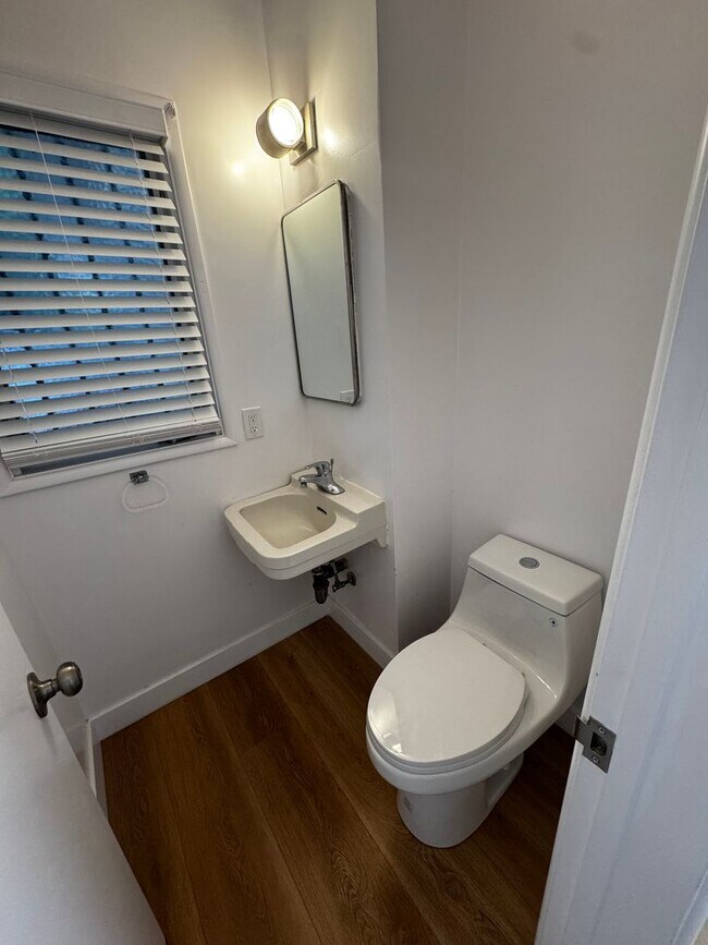 Building Photo - SPACIOUS 3 BEDROOM 2.5 BATH IN THE HEART OF LOS FELIZ