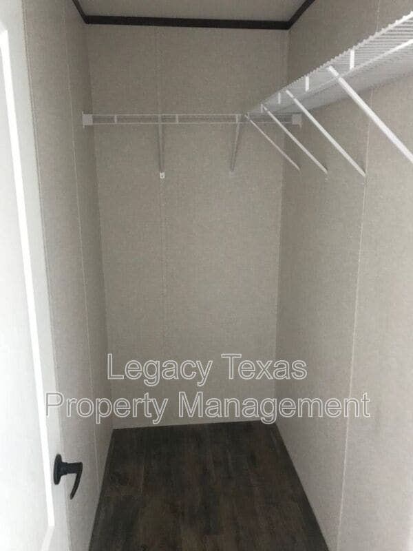 Building Photo - 800 N Old Betsy Rd