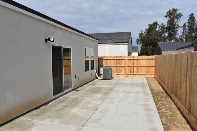 Building Photo - 4472 N San Miguel Ave