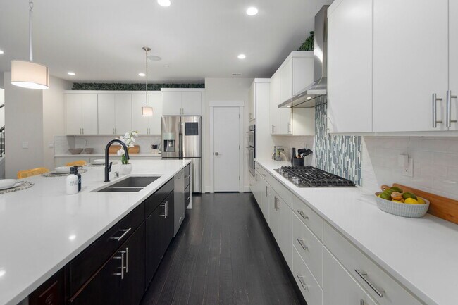 Building Photo - **North-Facing Luxury Home with Sunroom, A/C & Smart Home Features in Sammamish** Available NOW f...