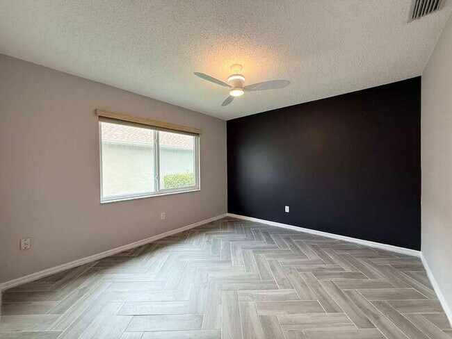 Building Photo - 1347 Overland Dr