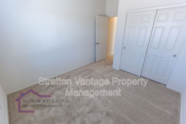 Building Photo - 18473 N Lakeside Dr