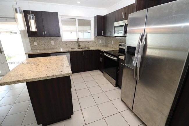 Building Photo - 230 SW 30th Ave