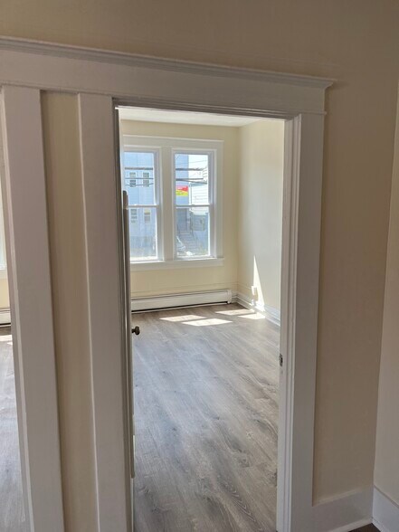 Building Photo - 706 S Ave W