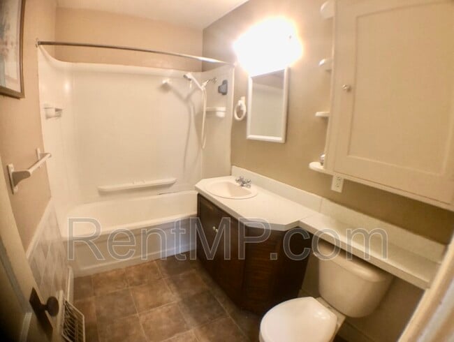 Building Photo - 909 Douglas St