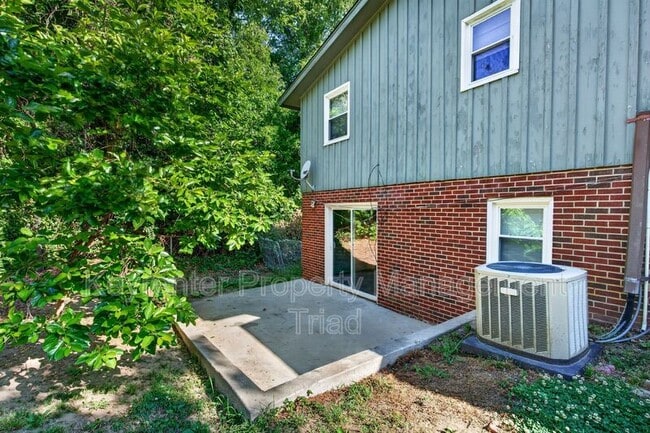 Building Photo - 1821 W Meadowview Rd