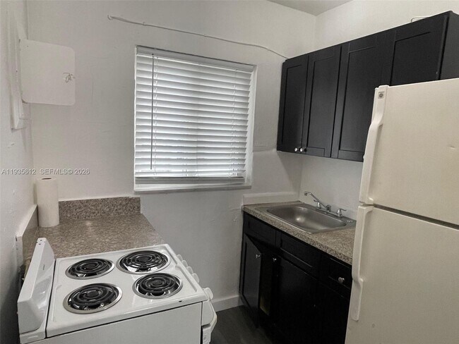 Building Photo - 430 SW 6th Ave