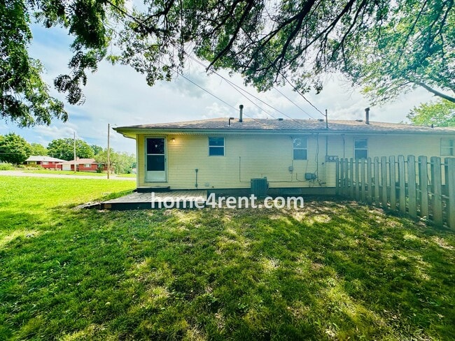 Building Photo - Raised Ranch Style Home in KCK w/ a Finished Basement and Conveniently Located Near I-635!