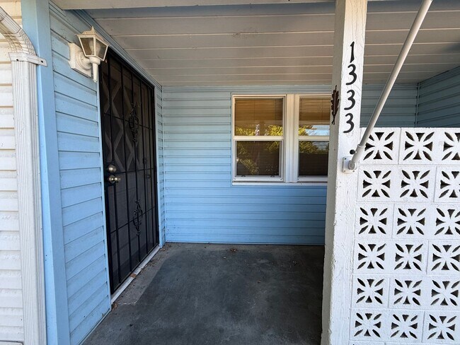 Building Photo - Single story in the heart of Modesto!