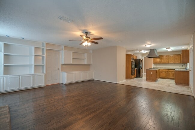 Building Photo - 11 Robin Run Dr