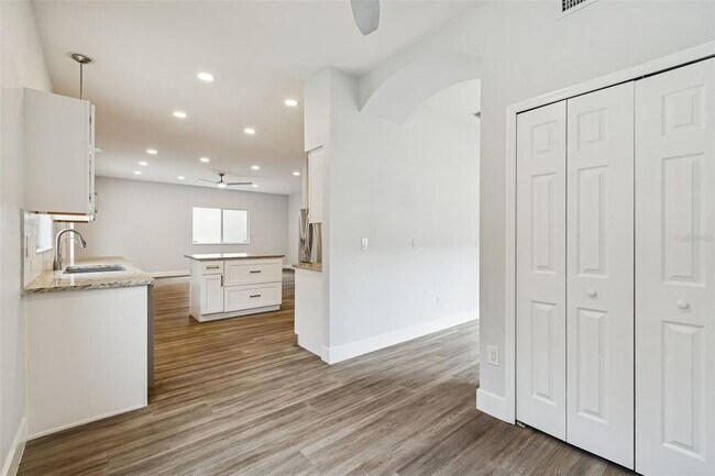 Building Photo - 18154 Sandy Pointe Dr