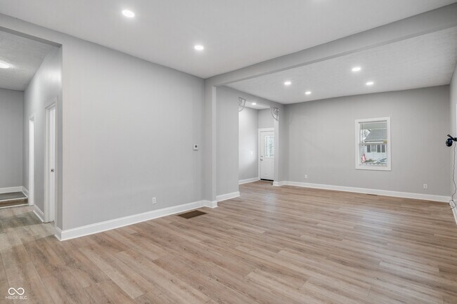 Building Photo - 2224 N Kenwood Ave