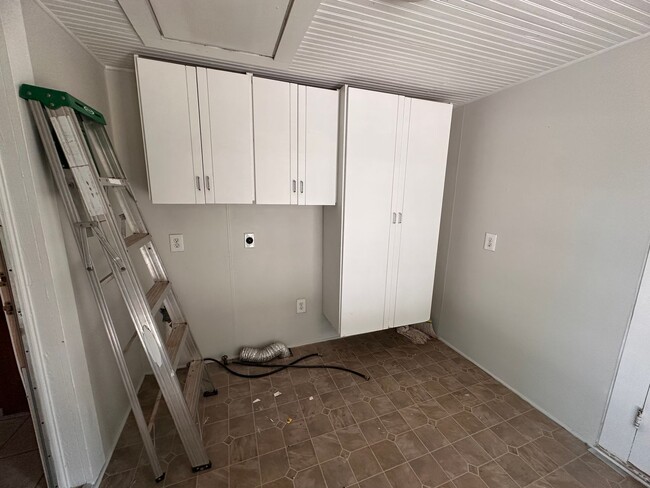 Building Photo - 2 Bedroom One Story Home on Over an Acre Lot