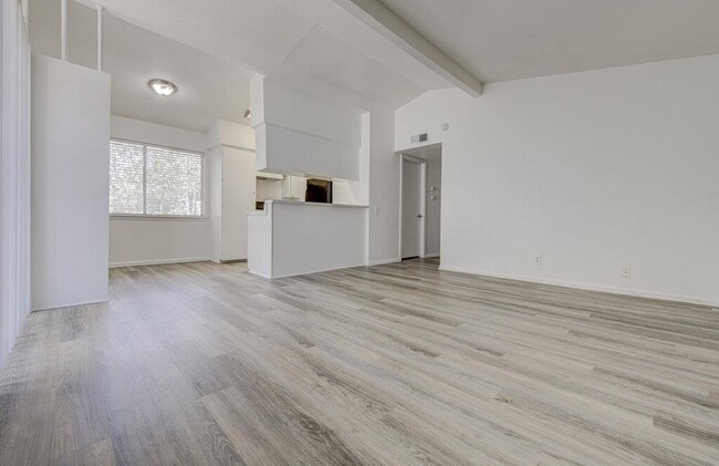 Building Photo - 2506 Manor Cir