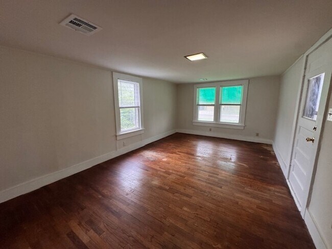 Building Photo - the cutest 1-bedroom cottage! fridge , inside laundry and gas stove, huge yard!