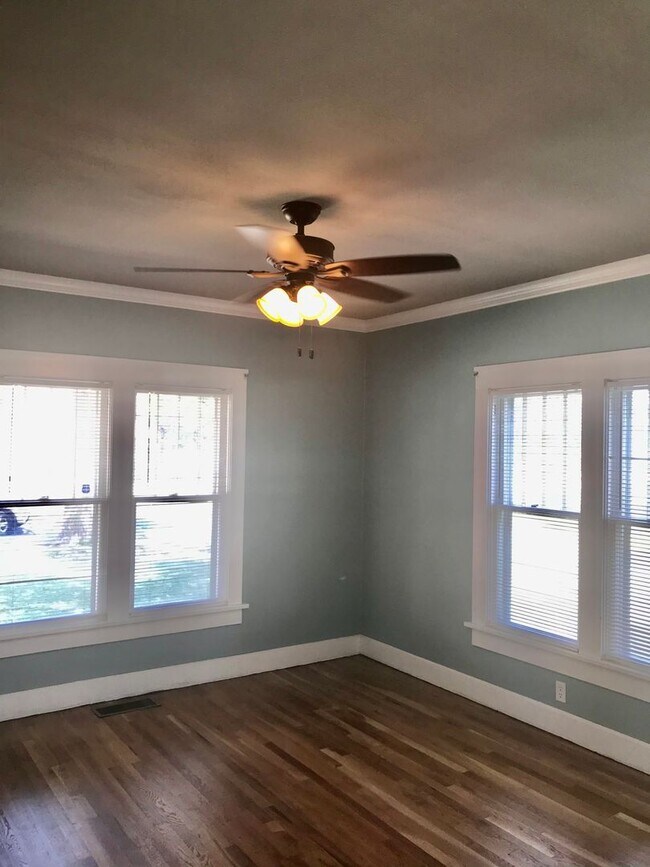 Building Photo - 4 Bedroom, 2 Bath in Sunset Terrace!