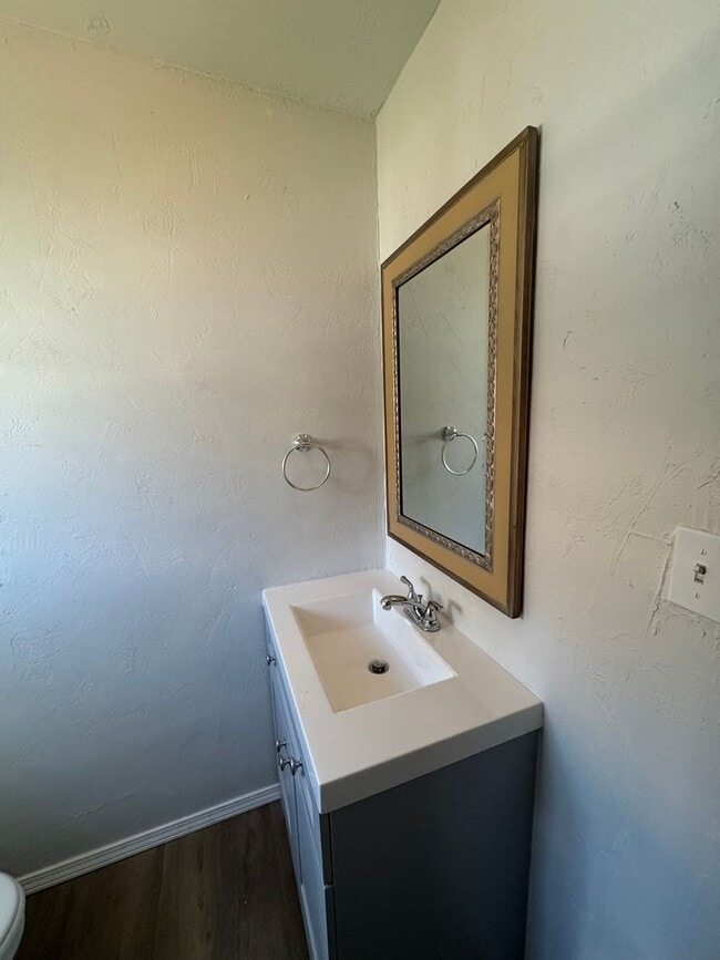 Building Photo - 3bedroom 1bathroom electric and water PAID...