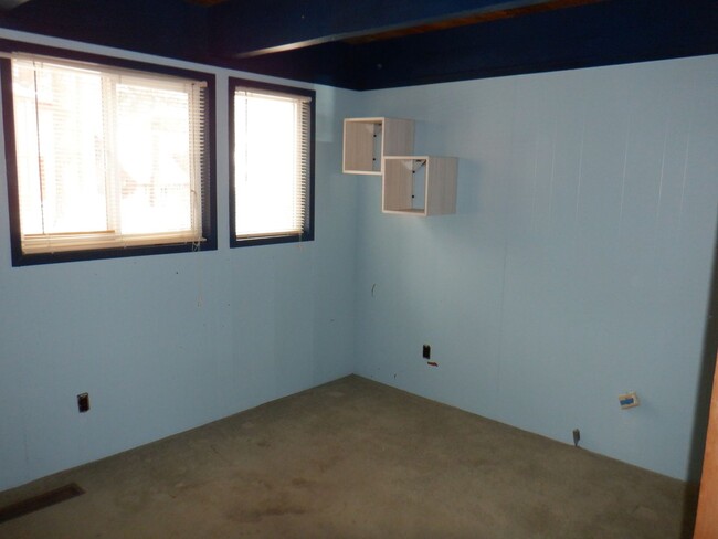 Building Photo - Great 2 bedroom with indoor HOT TUB!