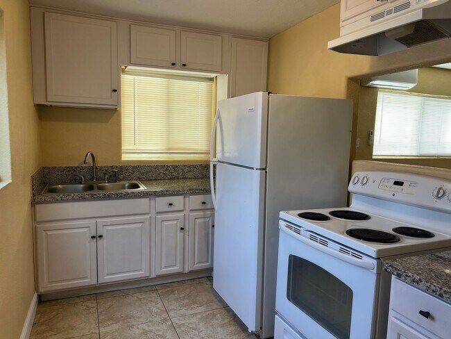 Building Photo - 1710 S Teilman Ave