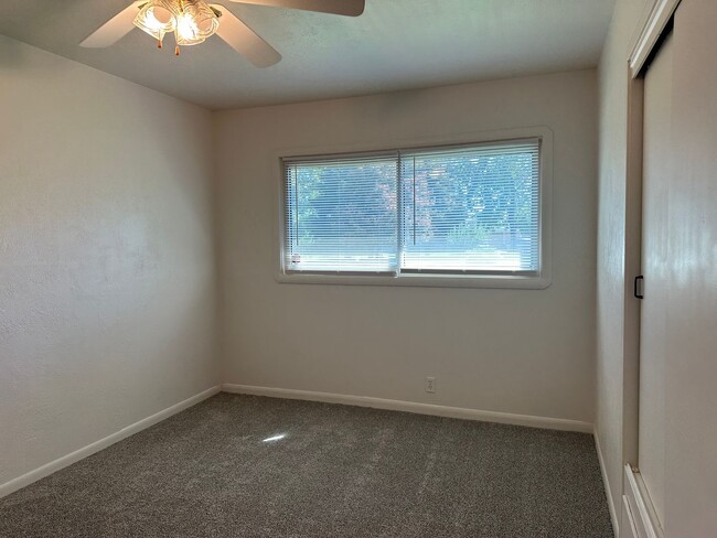 Building Photo - $400 off first months rent!