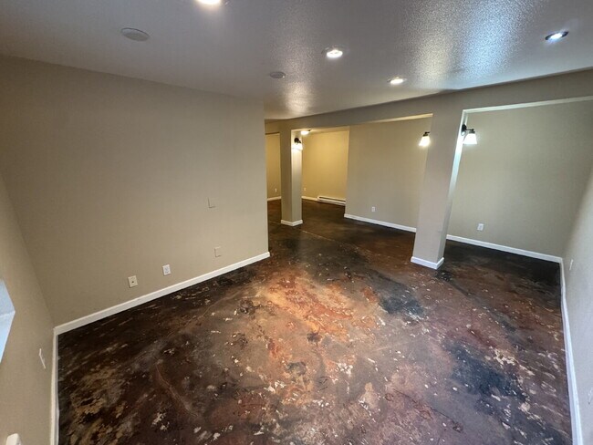 Building Photo - **HALF OFF Third Months Rent** 1 Bedroom in SW Portland - Johns Landing