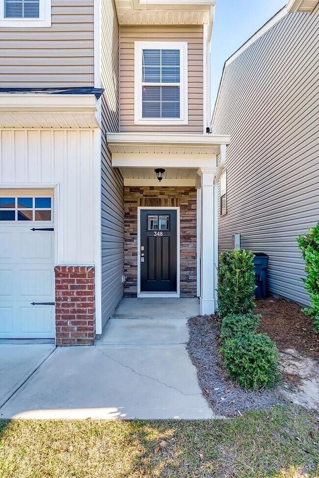 Building Photo - Like-new home located at the heart of the ...