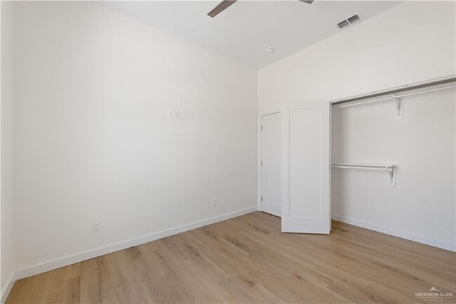 Building Photo - 19 N Brushfield Ave
