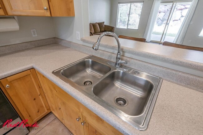Building Photo - Partially Furnished 3 Bedroom Home with Co...