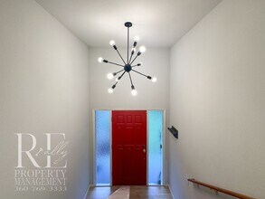 Building Photo - Modern Split-Level Home with Two Living Spaces & Expansive Yard in Port Orchard