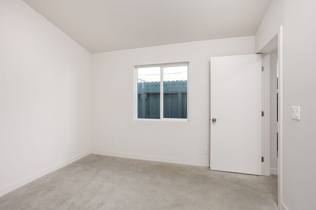 Building Photo - 126 1/2 Franklin Ct