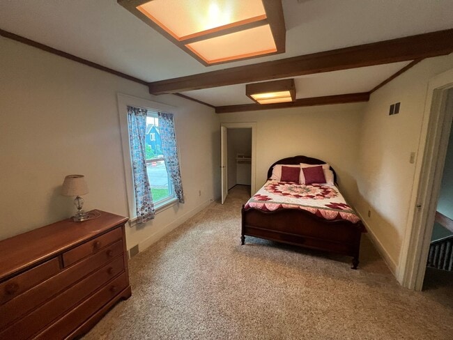 Building Photo - 3 bedrooms, 3 Full Bathrooms on the channe...